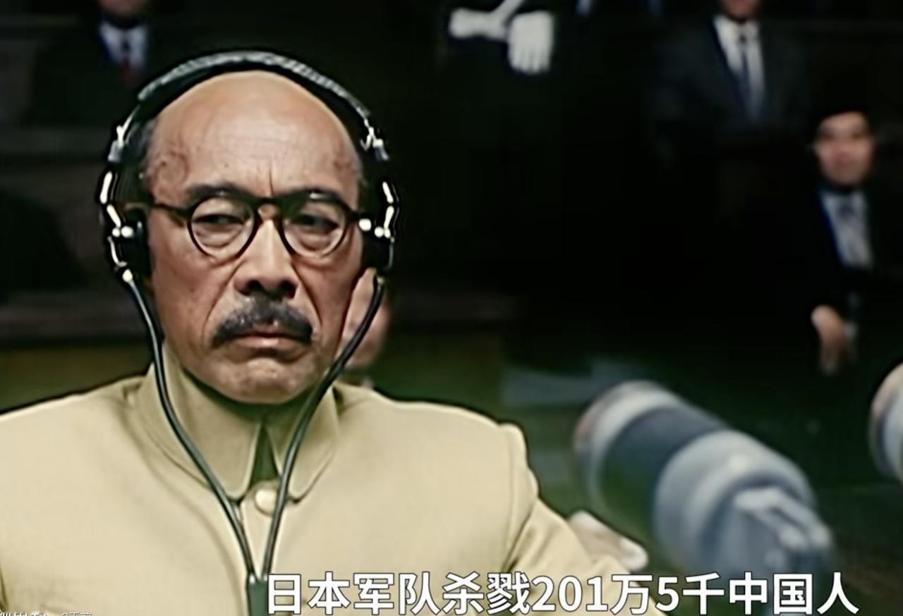 日本不承认历史就该为历史付出代价！我们翻开二战后的东条英机受审的场面，这是典型的