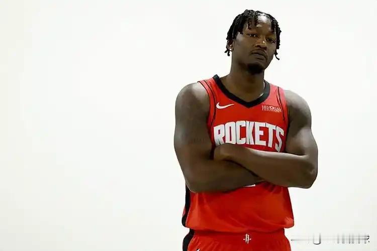 下面是一条关于火箭大将芬尼-史密斯的好消息！明天火箭将会在客场迎来和湖人的圣诞大