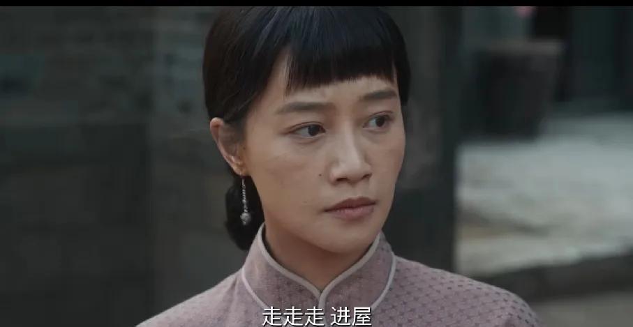 有没有发现银子嫁给宁老财以后，穿的也光鲜了，头发也顺了，首饰都戴起来了，脸上也