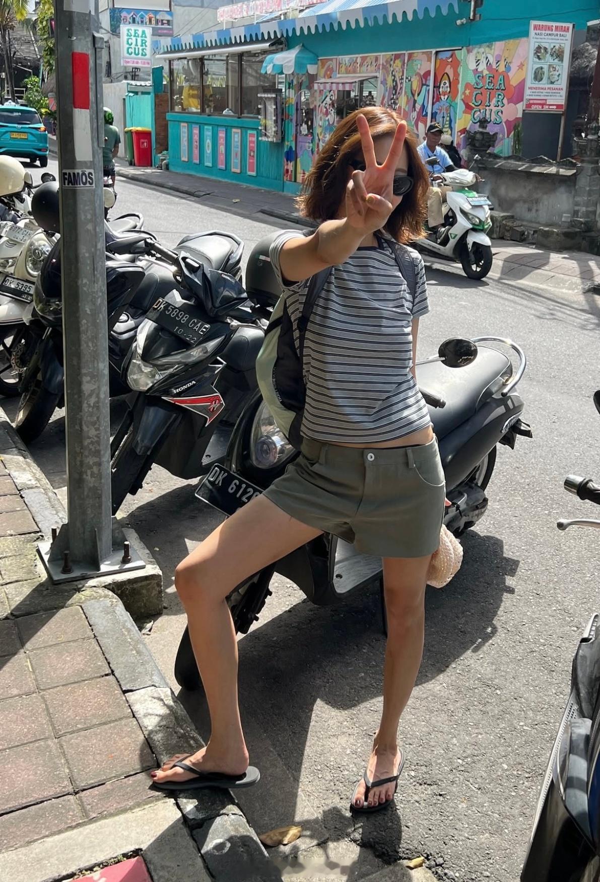 穿搭分享连续更新第2591天韩国时尚女生日常搭配周日再休闲一天韩系穿搭超能新星