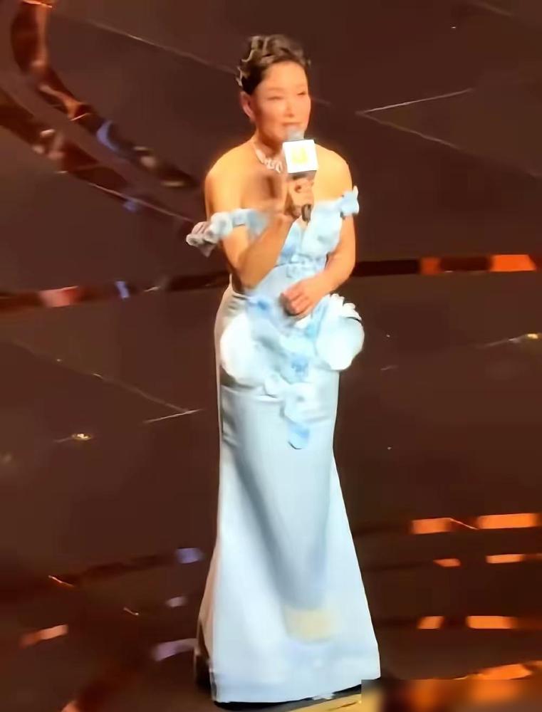 上海电影节红毯，怪事出现了。刷到相关评论我真的有点懵，65岁的陈冲刚站到红毯
