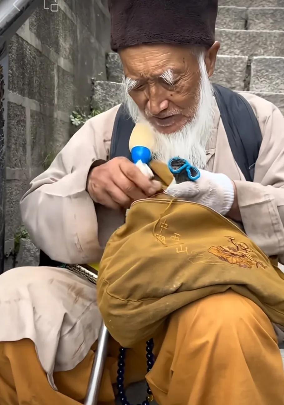 五台山一个老僧人的几句话让我思考了很久。老僧人看起来一副仙风道骨的样子，白胡子飘