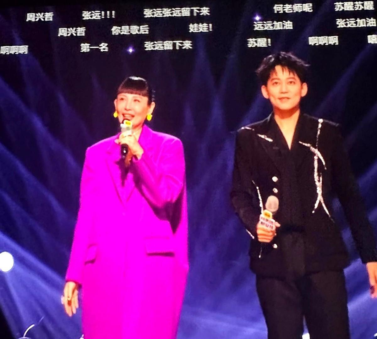 苏醒今晚《歌手》串讲，一上来就对着节目组开炮。他直接质问歌手没来是不是被变来变