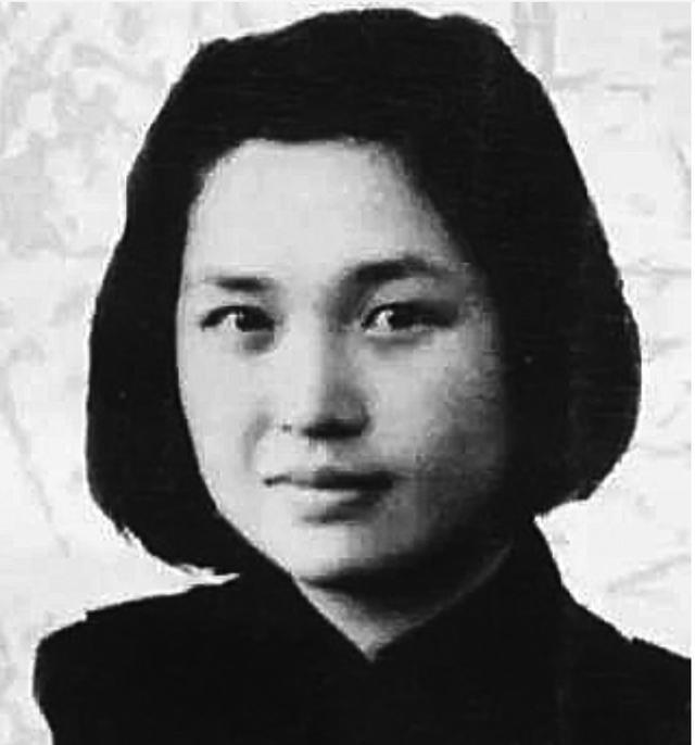 1941年，一个女囚被捕入狱后，监狱长一脸得意，解开衣扣就朝她扑了过去。可是，谁