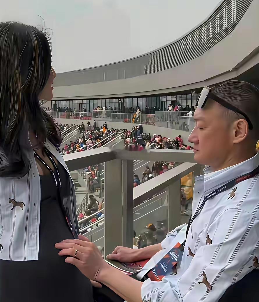 F1看台最稳的男人汪雨摸着孕肚，昔日的京城少爷终于不飘了​​​​​