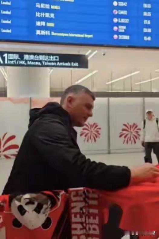 成都蓉城即将迎来“齐宣王”！随着新主帅约翰.阿洛伊西成都蓉城队，球员茹