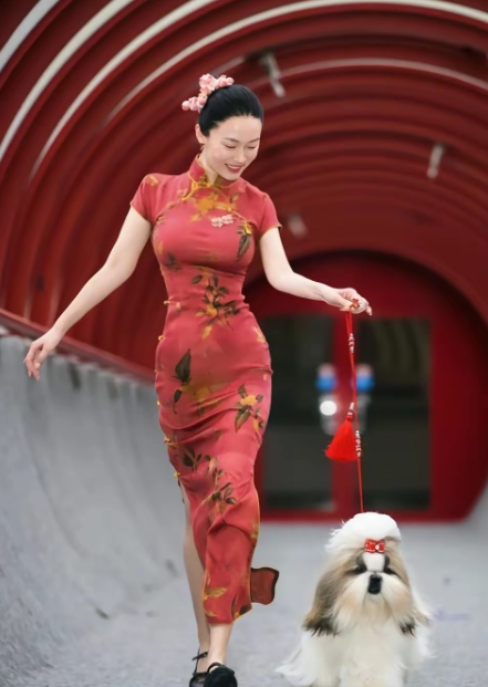 我发现，霍思燕只要去国际参赛，一定穿旗袍。以前我以为这就是单纯的爱美、凹造型