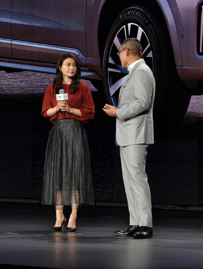 今天郭晶晶在出席时尚活动的时候，她搭配的很有特色，也展现出了满满的高级感。郭