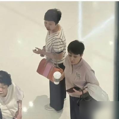 身家百亿的赌王四太，被拍到背一个磨破边的旧包出门。包带都起毛了，还在用。网友吵翻了，有人说她作秀，有