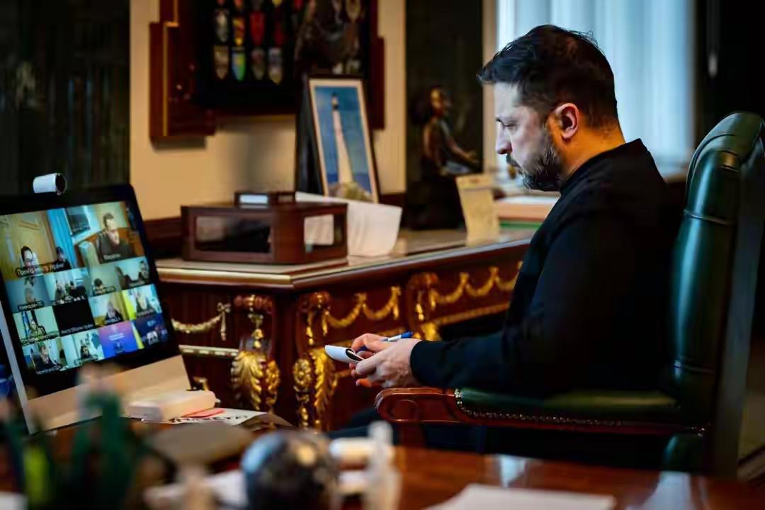 寒冬战火双压顶，泽连斯基紧急会议忙修电，基辅、哈尔科夫仍断暖，全国抢修如救火！一