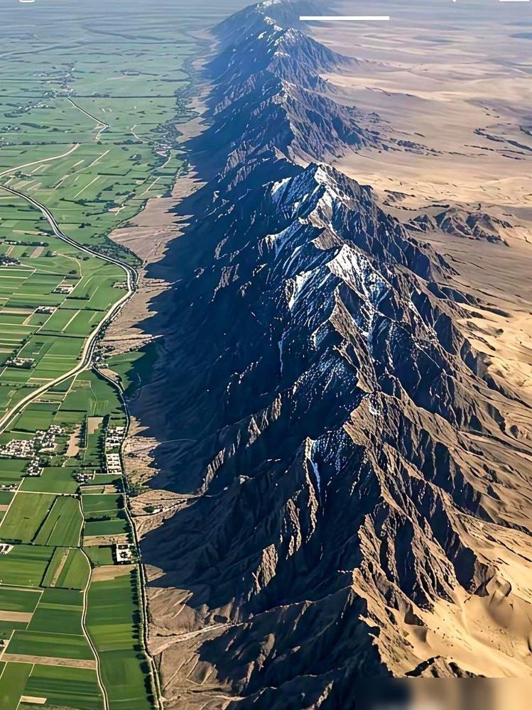 在这世界上，真有一座山，能凭一己之力生生劈开两个世界：贺兰山。前两年自驾去西