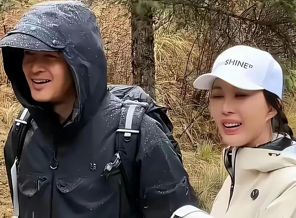 73岁王石被拍牵手爬山，全网吵翻有人嫌田朴珺动作太亲昵，有人骂网友多管闲事