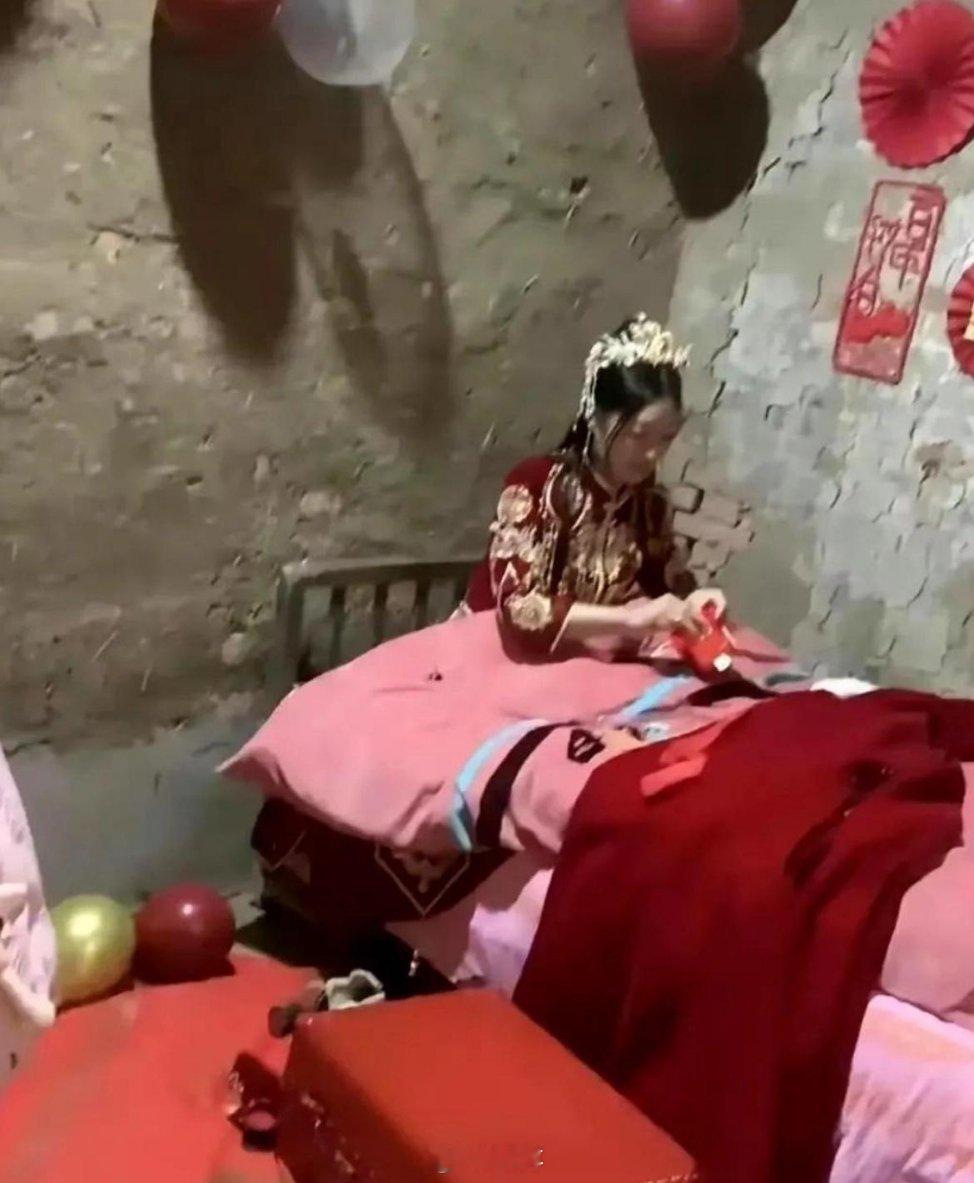 看新娘的表情、是嫁给爱情了
