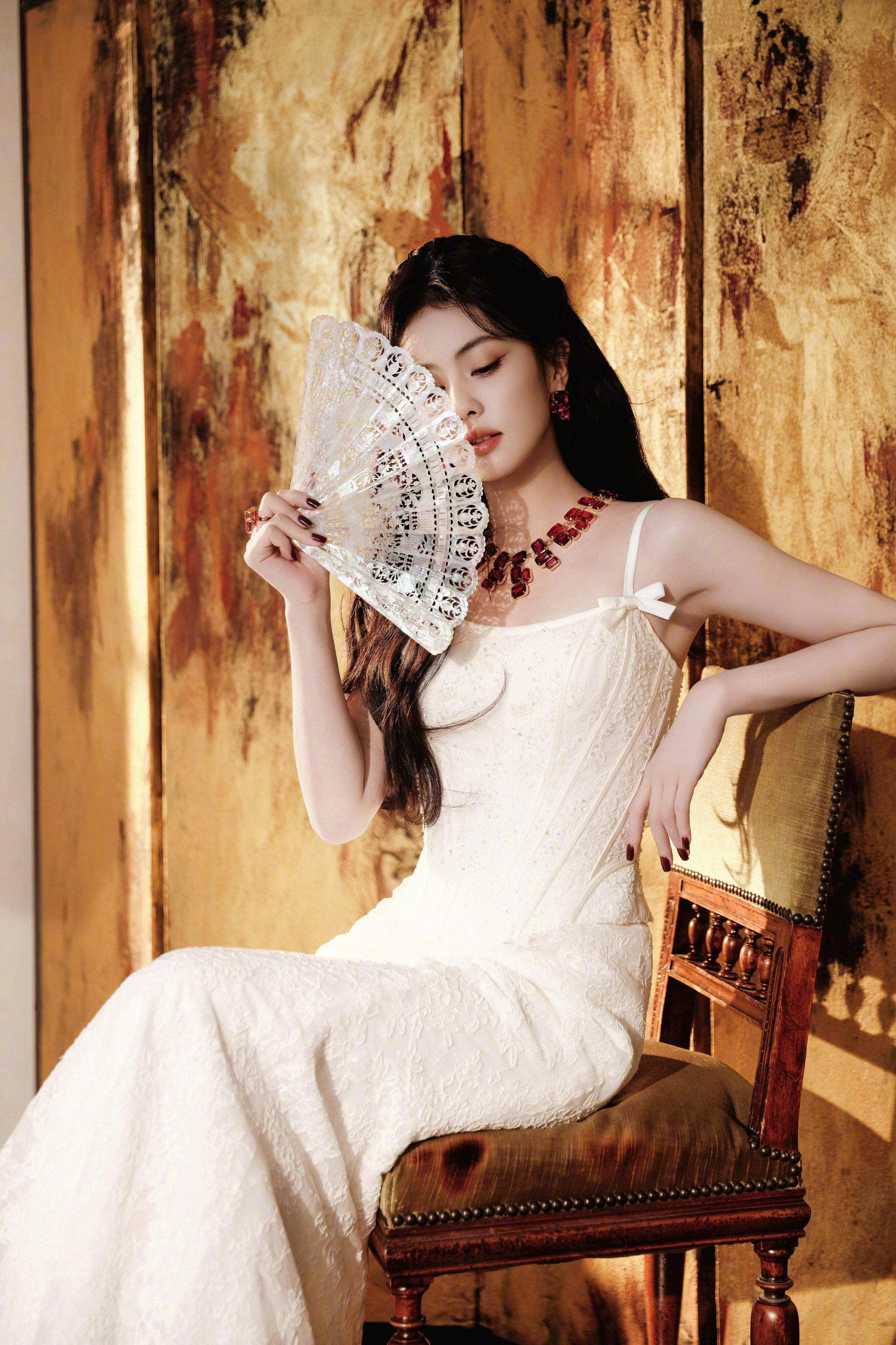 白鹿留洋归国大小姐既视感白鹿出席直播造型，身着ReemAcra2026春夏系