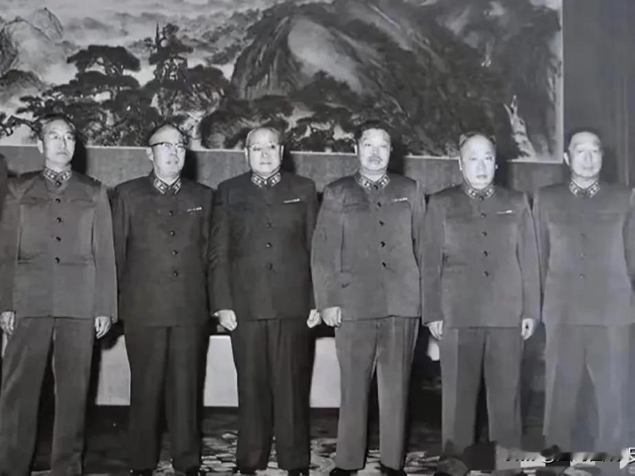 能认识照片中这六个人的绝对不是普通人。在一次开会时，六位元帅留下了这张珍贵的合