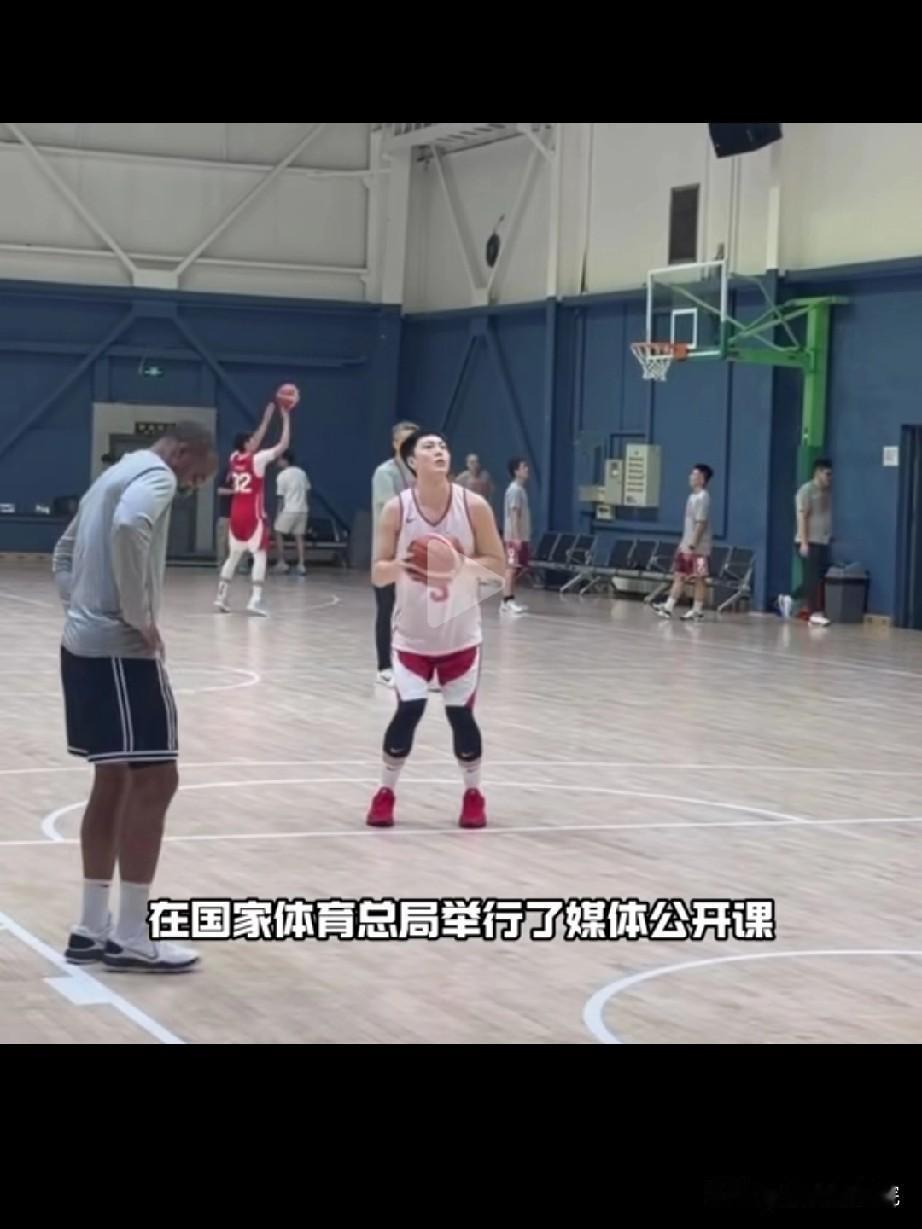 终于露面了！中国男篮媒体公开课最新训练画面！距离上一次中国男篮媒体公开课已经