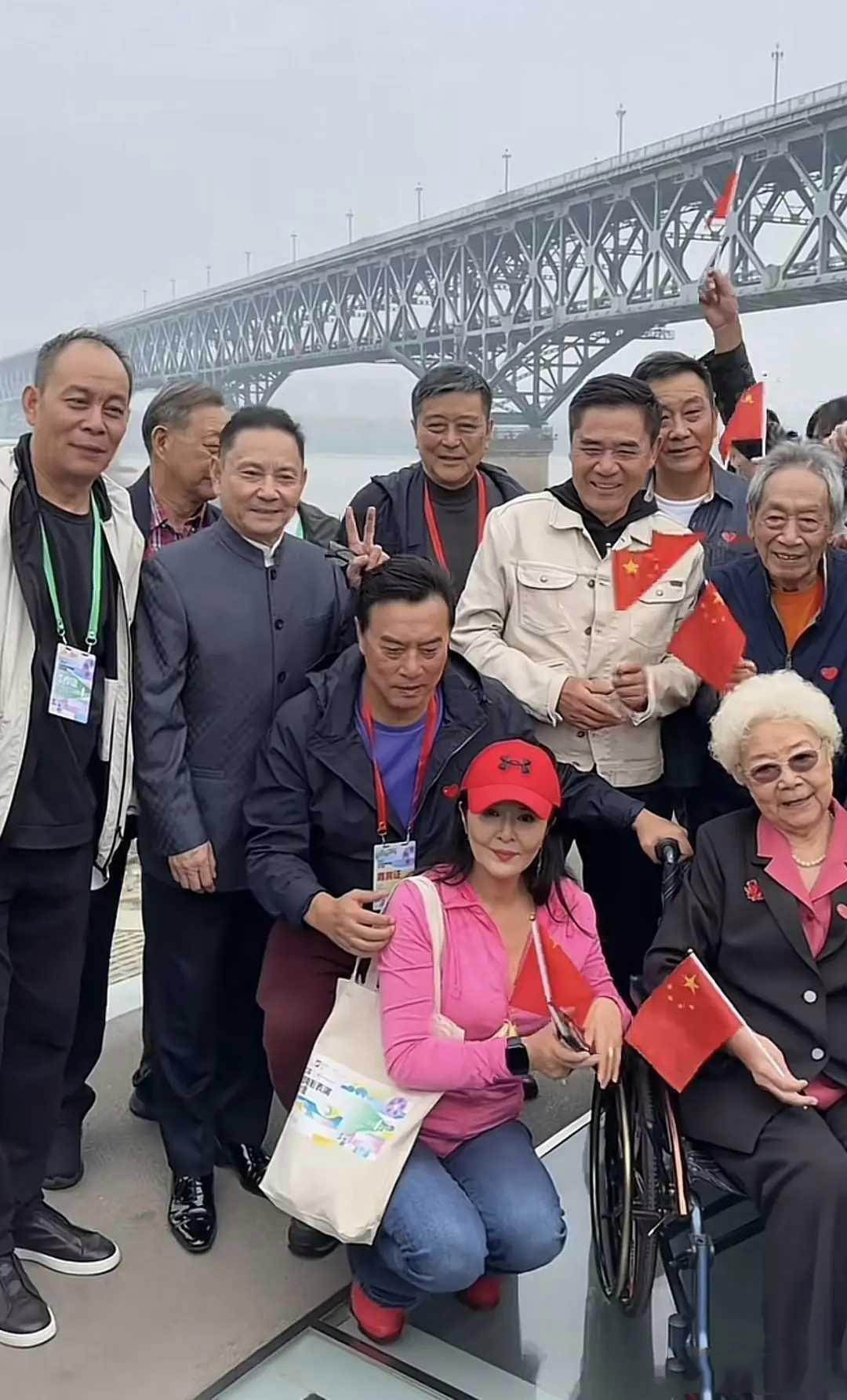 乍一看，以为是一个普通的老年旅游团。再仔细看，发现没一个是普通人。​​​