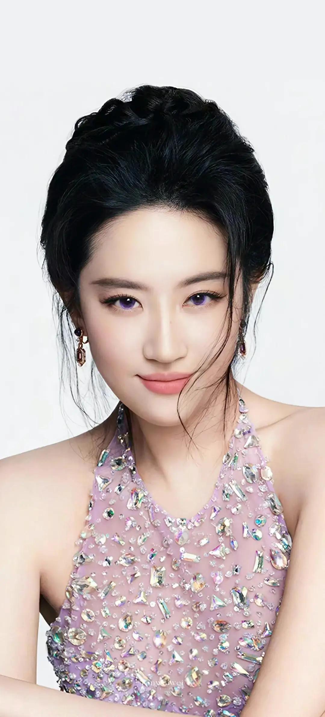 刘亦菲这“神仙姐姐”的称号，真不是随便叫的！不管啥时候露面，她那股清冷又温