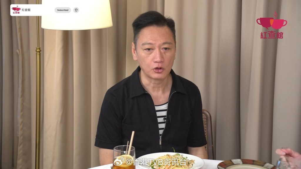 星岛：陶大宇被曝出秘密结婚后，首次和妻子同框露面，曾任媒体高层的妻子笑容甜美、小