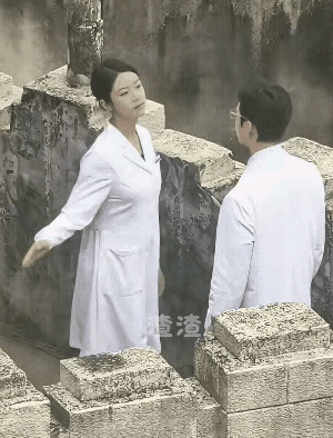 情不必张扬，彼此心照就好；爱无需喧哗，两心相契就好