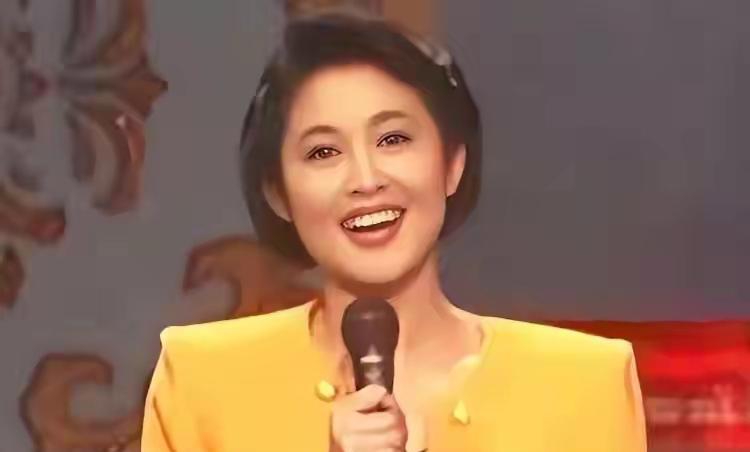 别信“后妈难当”这句话。有个女人，把继子宠到亲儿子都“吃醋”。倪萍凌晨四点起