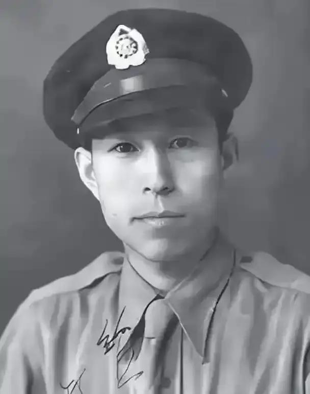 🌛1944年，飞行员王光复在成功炸毁日军军列后，正准备返航，途中路过日军机