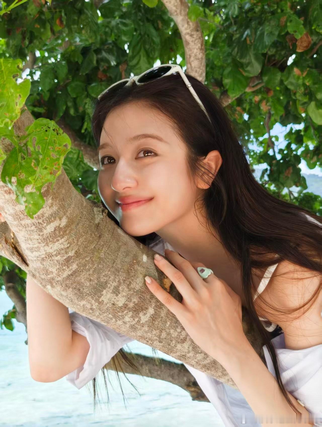 李兰迪条纹泳装蓝白条纹泳装外搭宽松白衬衫，游艇上迎着海风浅笑，胶片质感衬着碧海