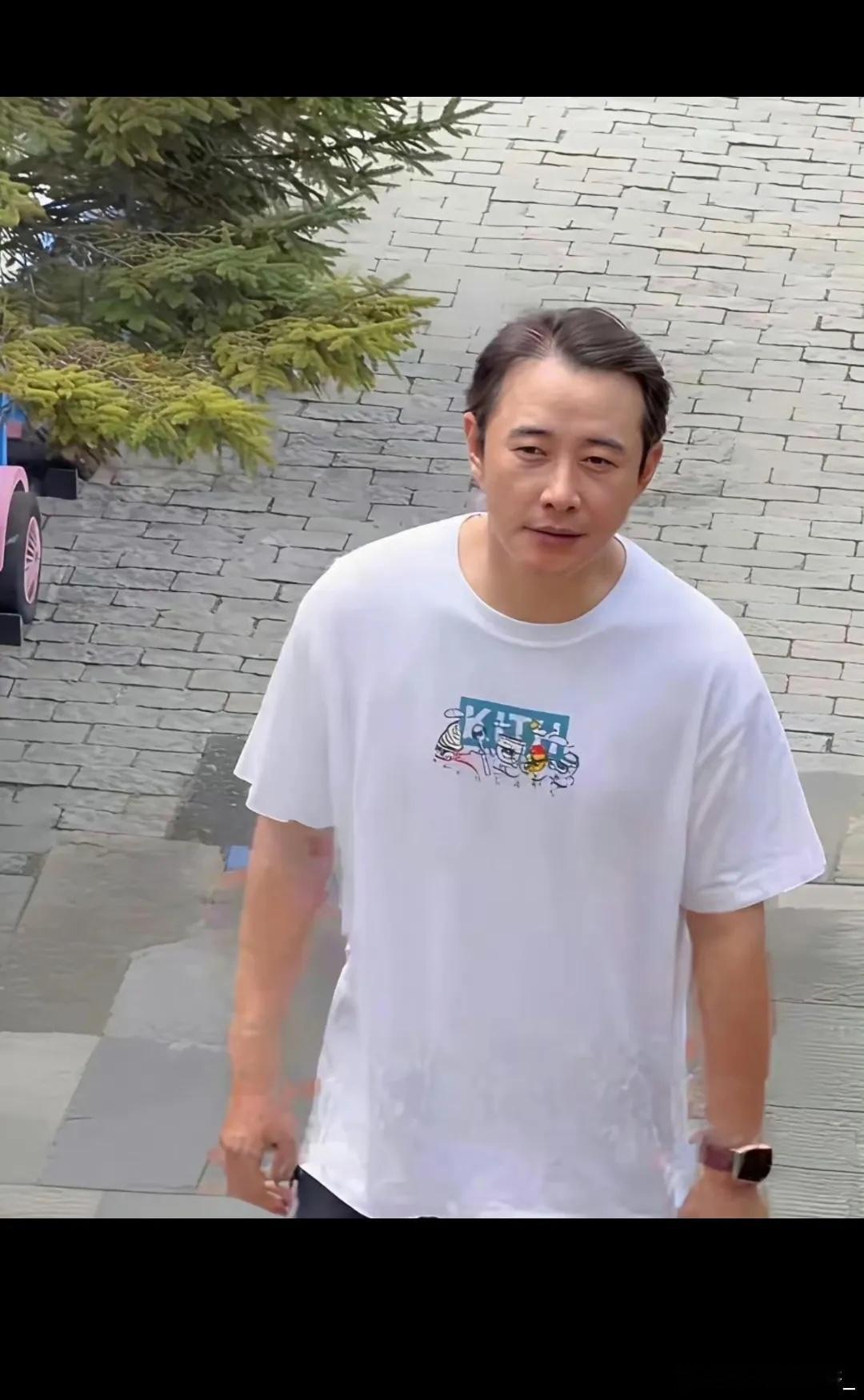 发型是男人的第二张脸，这话一点都不假，你看看唐嫣的老公不做发型原来这么普​​​