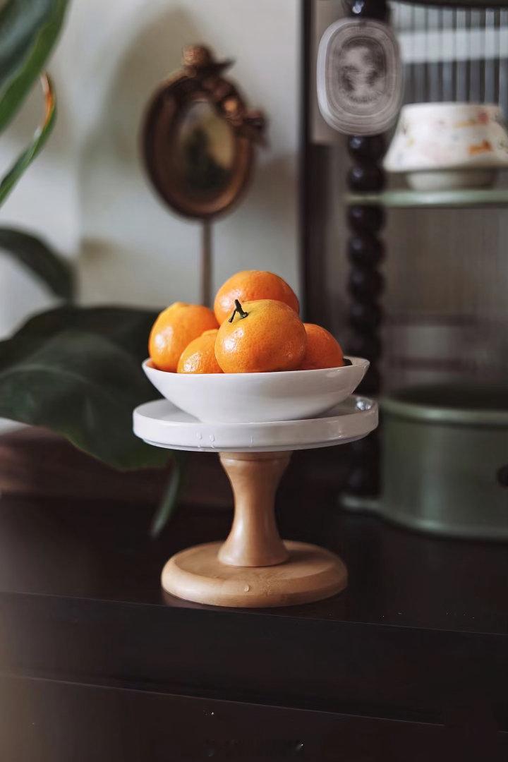 人一旦经历了太多的事情，就很难再保持最初的样子了。很多人到了中年之后，都学会了不