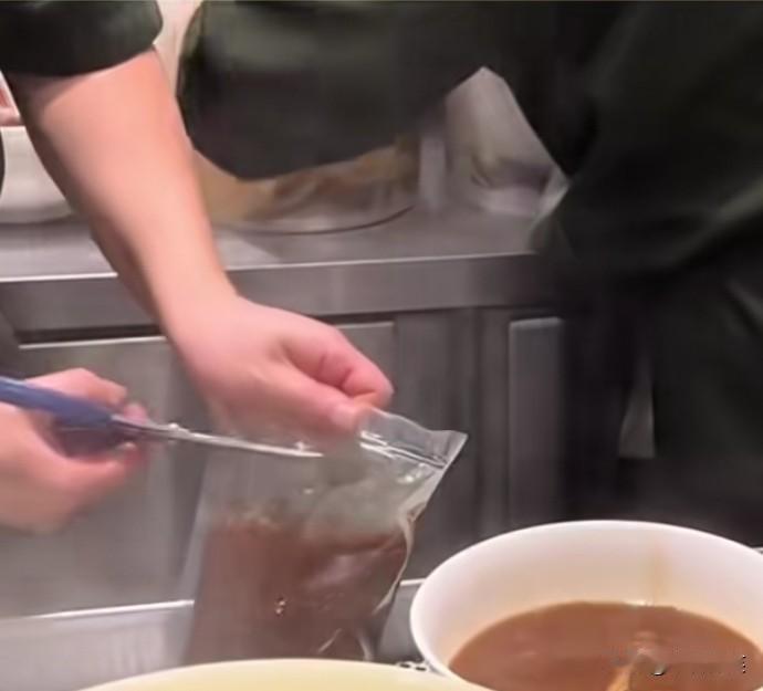 山东济南的王女士为了避开预制菜，选择了主打“养生面”概念的和府捞面，点了一份29