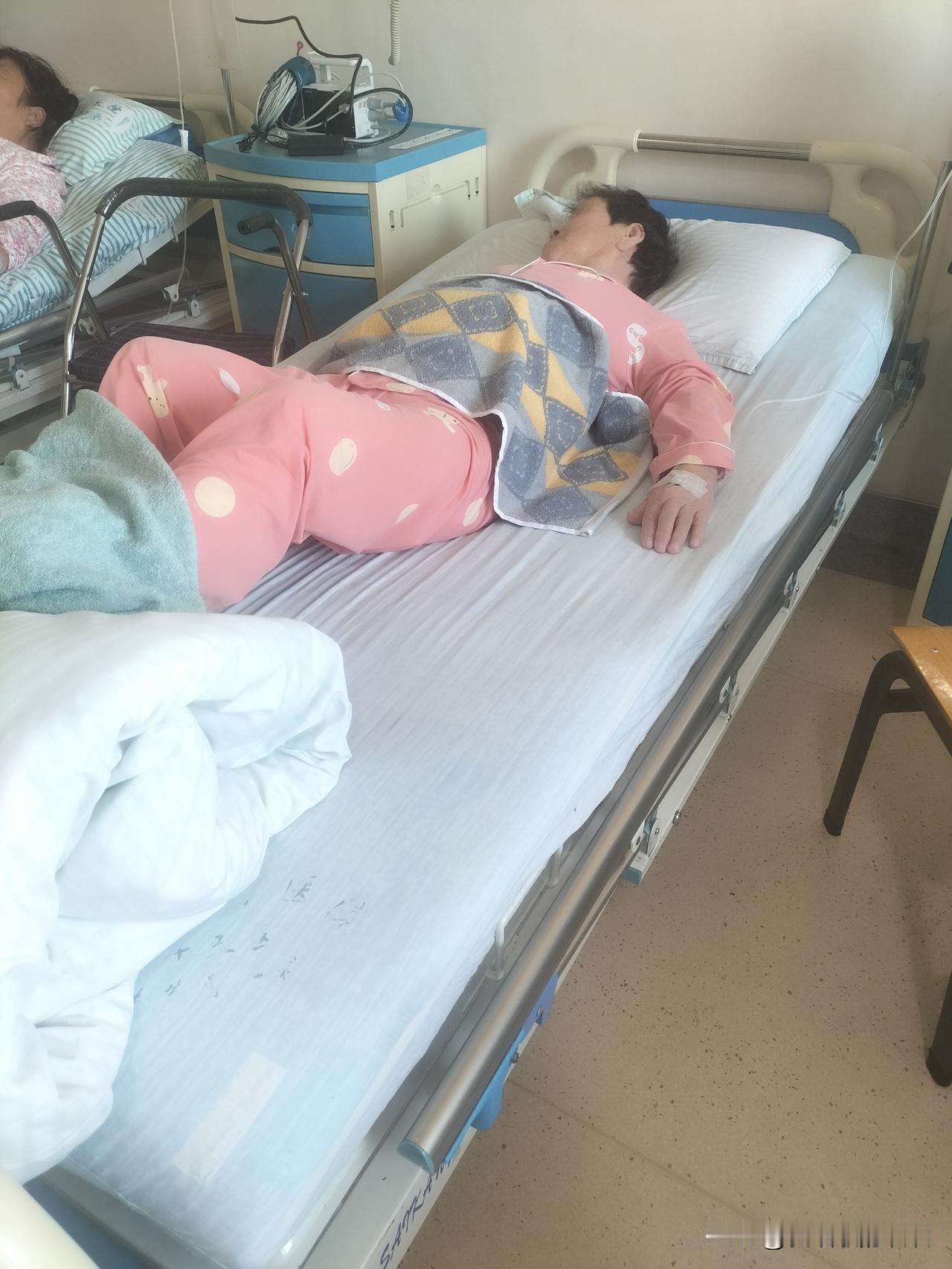 我是乌鲁木齐人，73年属牛的，今年53岁。我家老太太做完两次手术在兰州呆了半