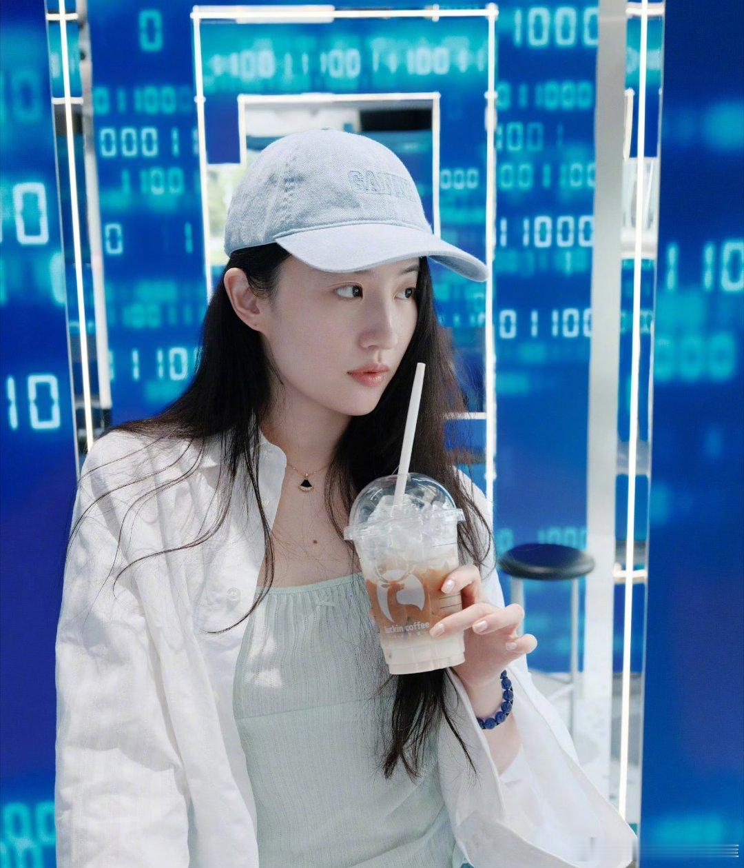 #刘亦菲一下子加了五个代言##刘亦菲一下子掉了四个代言#看来刘亦菲只是逐渐成熟，并没有过气​