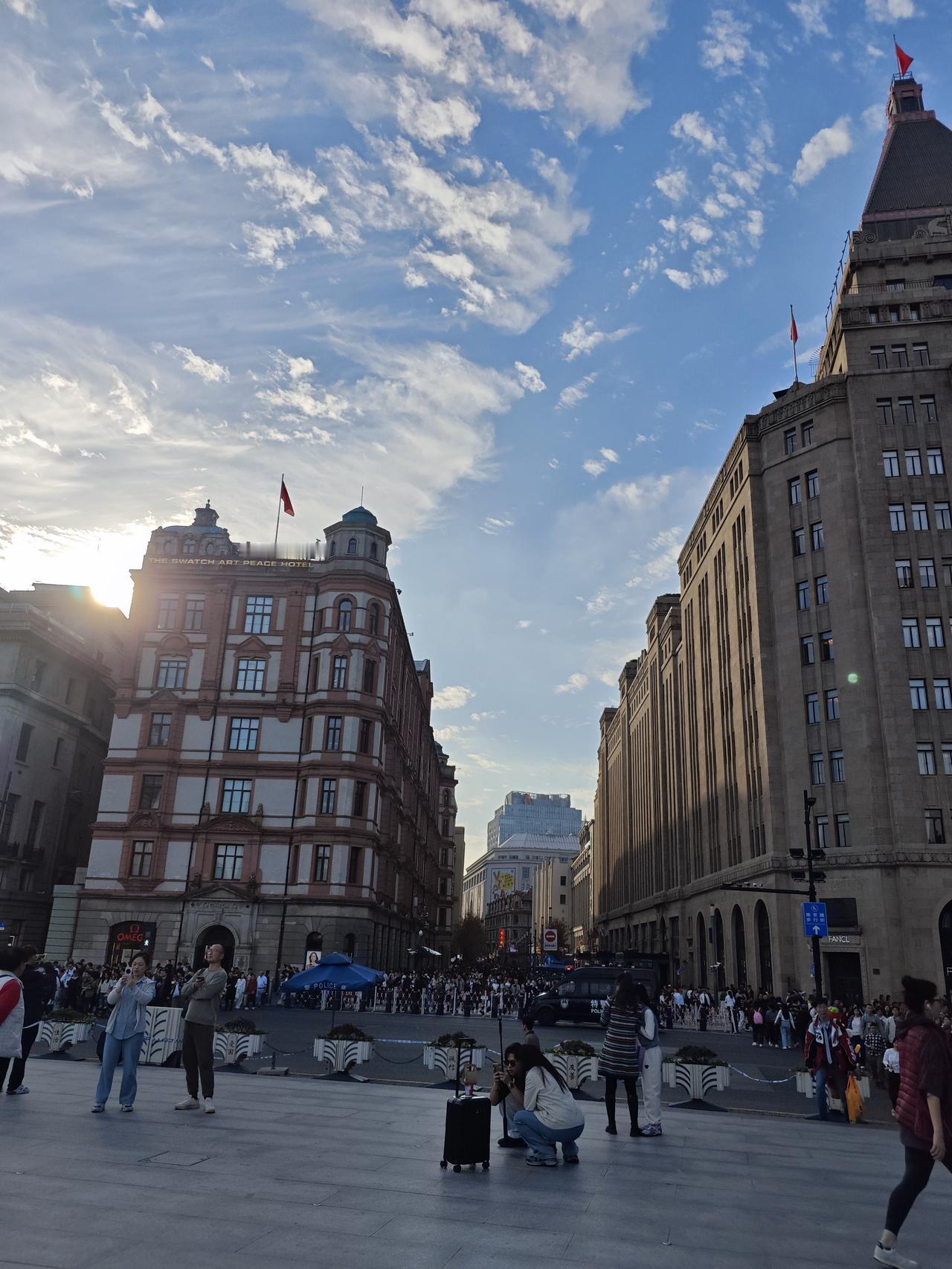 游玩上海期间在外滩看到陈毅陈老总的铜像，让我肃然起敬。陈毅是建国以来第一任上海