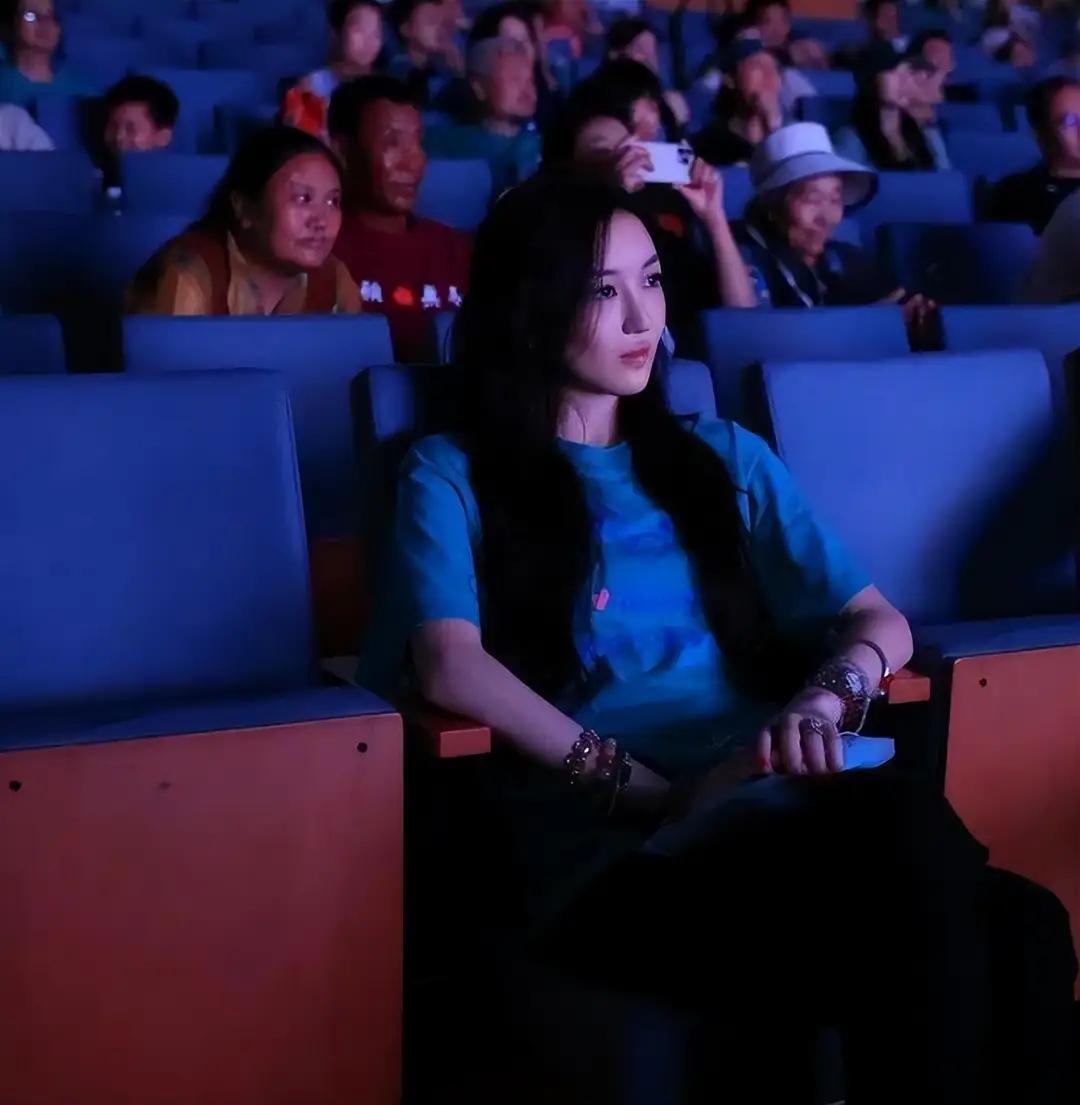 王菲的女儿李嫣真的是从小到大没缺过自信。如果不是生在这种有父母托底的家庭，很难想