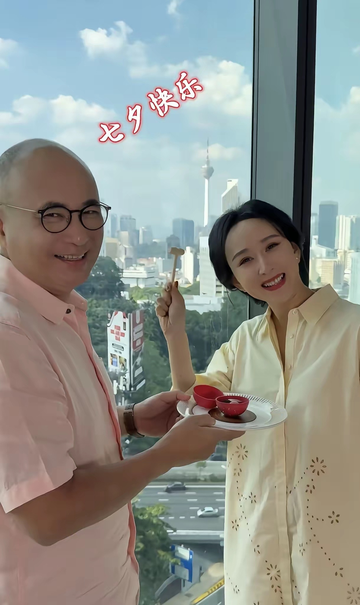 胡静和老公太甜蜜了吧，俩人在阳台开巧克力盲盒，你喂我我喂你，很腻人啊！镜头里的胡