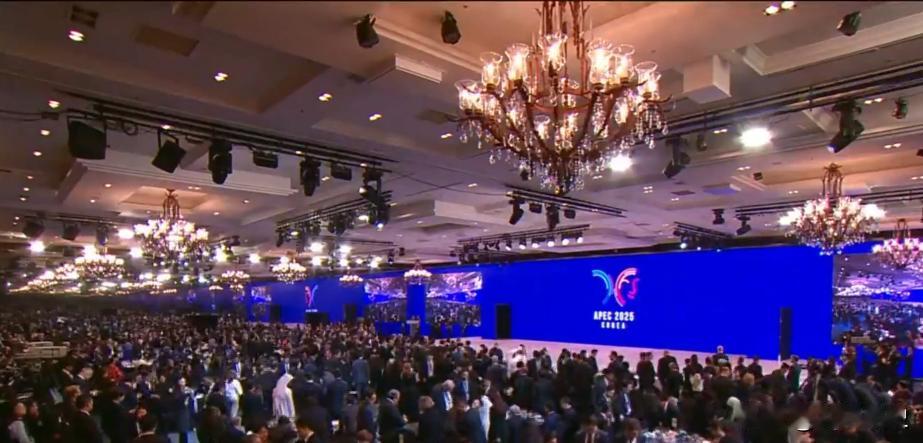 李在明设宴款待参加APEC峰会的贵宾,午餐现场好似婚礼喜宴似的热闹!10月31日