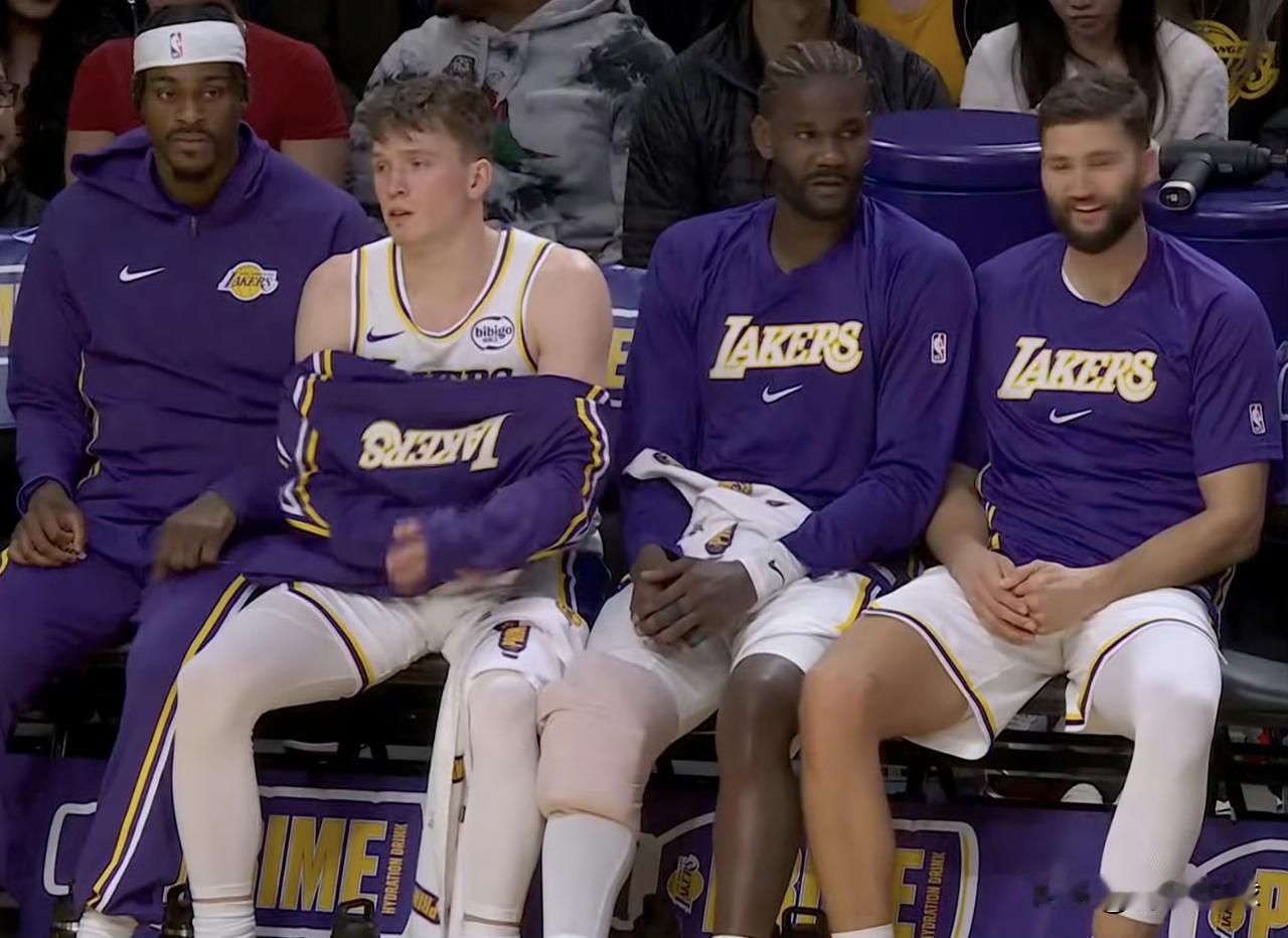 艾顿受伤！雷迪克悠着点用人啊！第四节7分35秒，艾顿在防守时不慎撞到了膝盖，