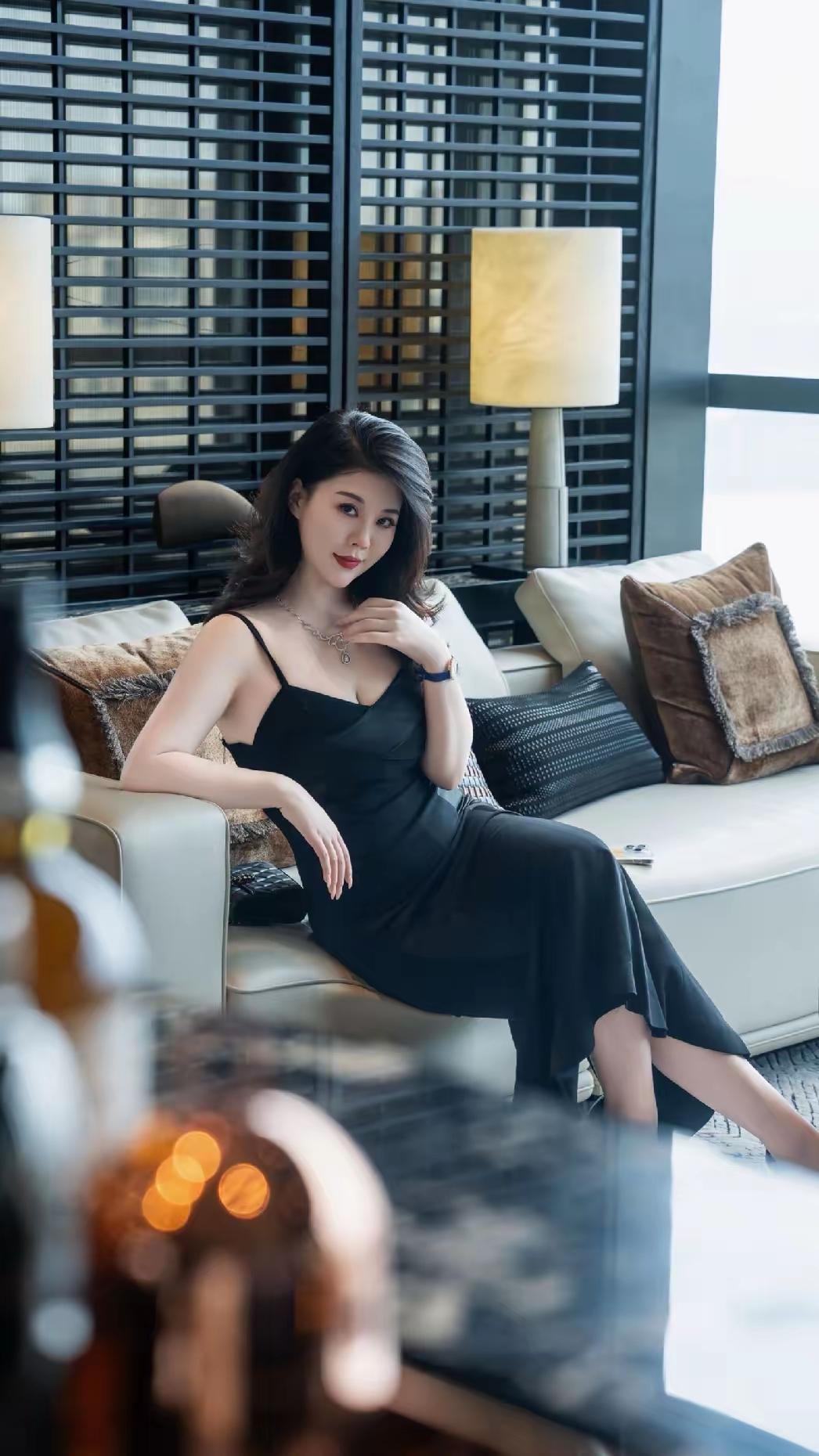 一缕黑色的风,掠过锁骨,便有了形状!