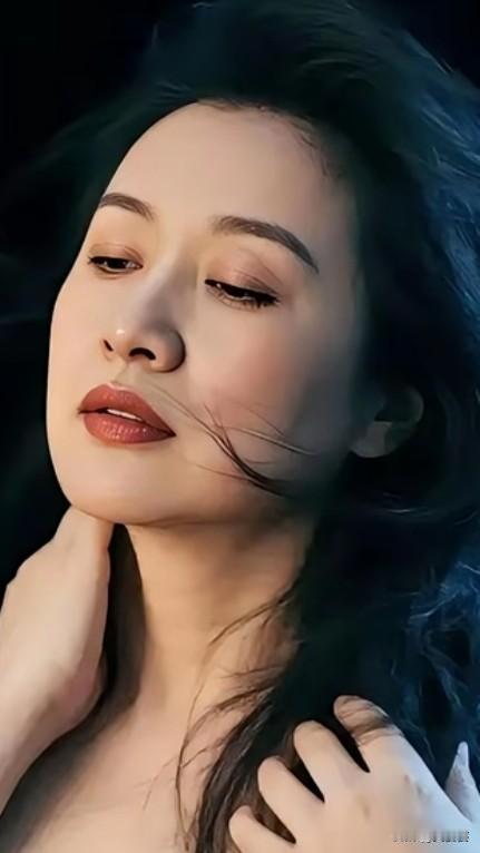 光有好看脸蛋根本不值一提，市面上一抓一大把。这种被岁月打磨出来的柔和气场才是真难