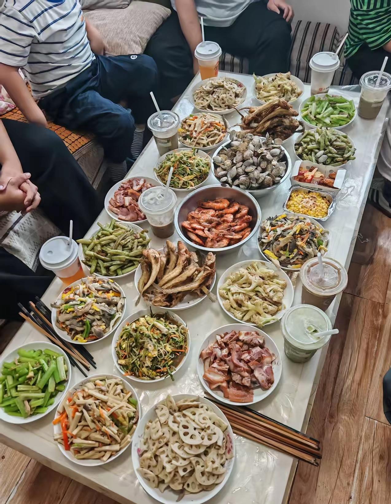 山东人待客整20盘菜网上火了！老同学家里聚餐愣是凑齐二十道菜招呼大伙儿，吃好喝