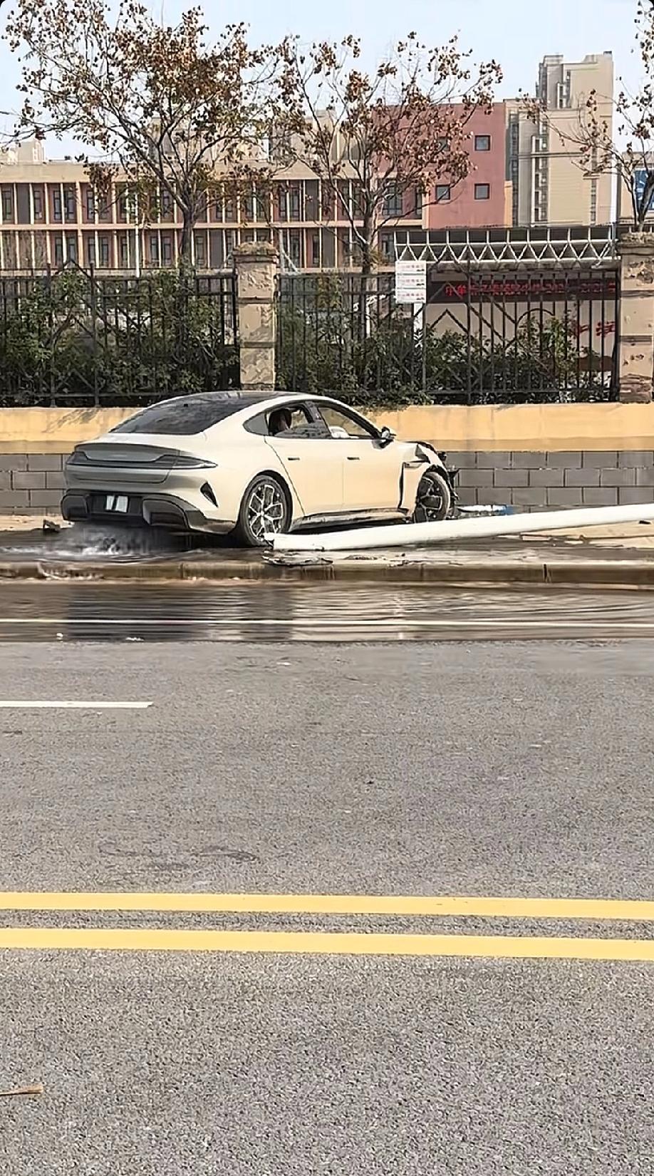 一样颜色的车，不同的城市，撞一样的水管。真是巧合?