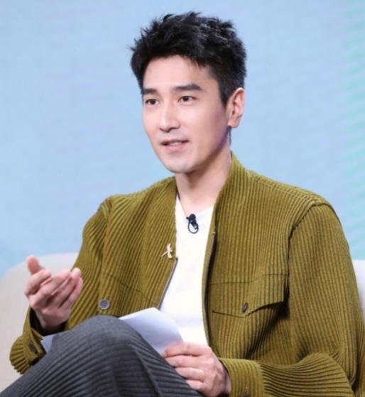 主持人问赵又廷:“网上说你之所以喜欢高圆圆，是因为她的名字是叠字，是吗？”