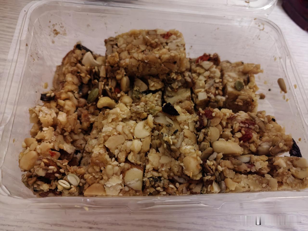 出门旅游，回来时总想着要多带点当地的土特产回来。这不，新疆的馕新疆的切糕，还