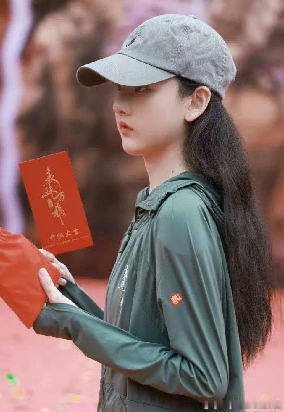 宋祖儿瘦成纸片人了歪个楼，女明星也要穿垫肩，我真是没有身材焦虑了​