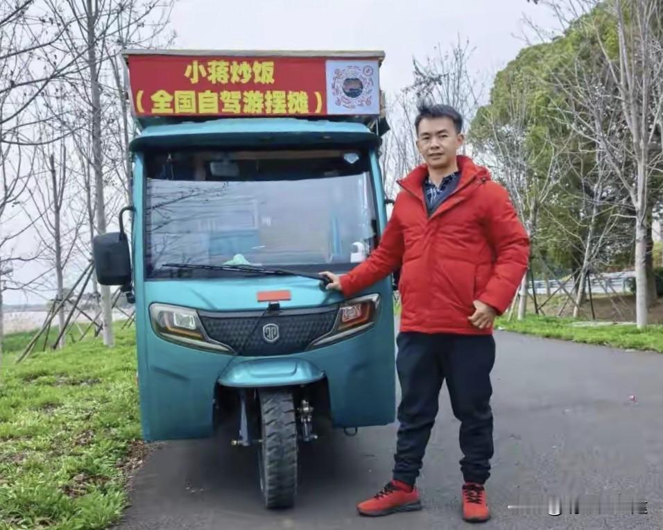 男子从上海开三轮去拉萨，一路边走边卖炒饭，5个月赚了6万。大多数自驾游的人都