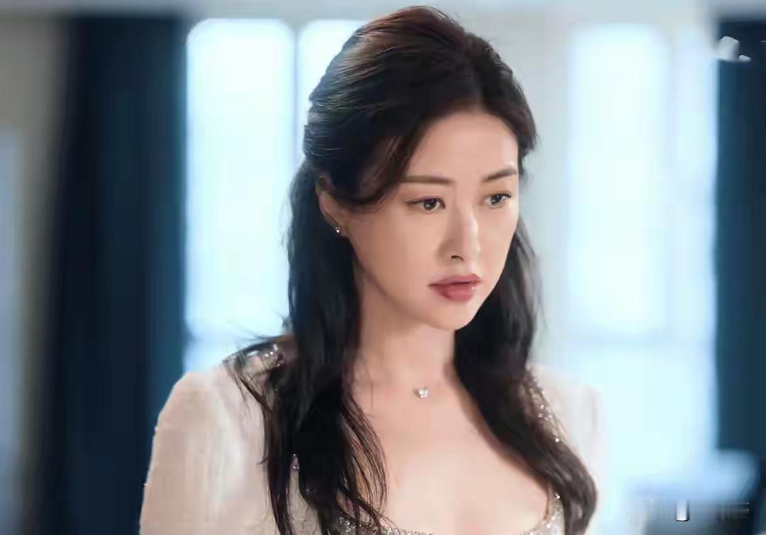 《蜜语纪》许蜜语阴差阳错地当上行政层领班了。按说这下她该扬眉吐气了，但手下的人个