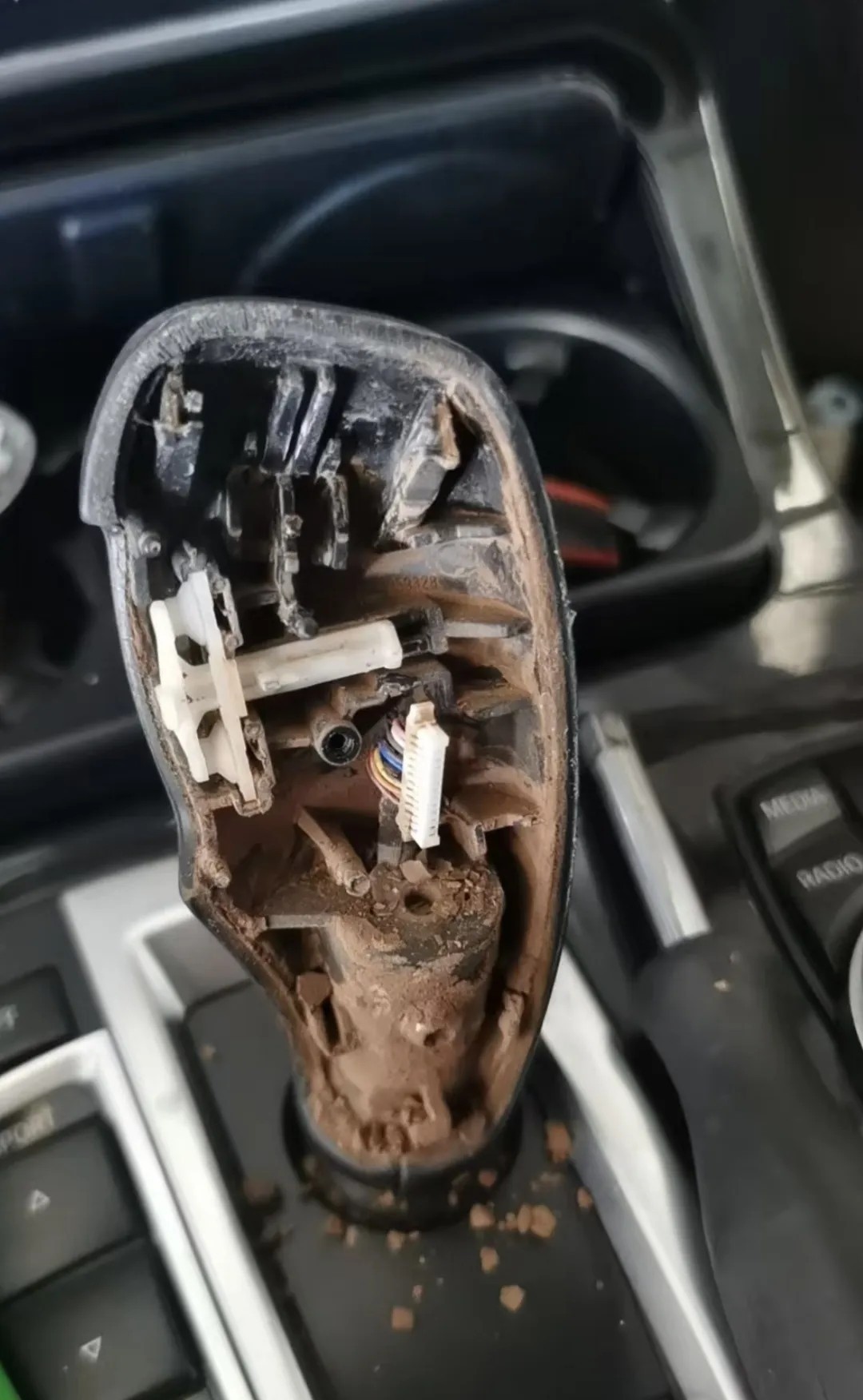 永远不要被二手车的外表所迷惑！还有就是不要相信二手车商的每句话，这就是保证没