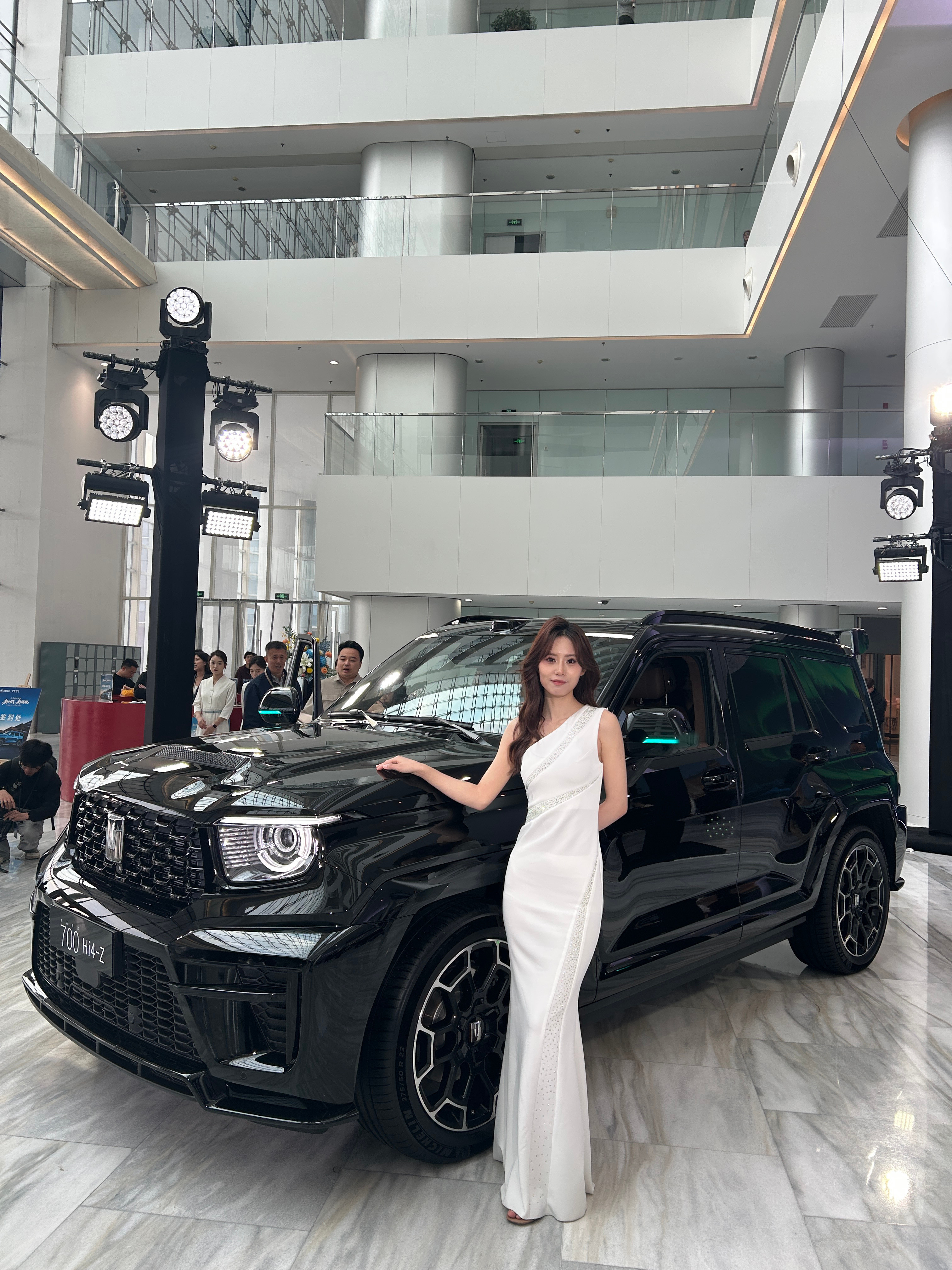 我今天问，如何才能有泼天的流量，如何才能成为金V，她说你发这个美女肯定有！