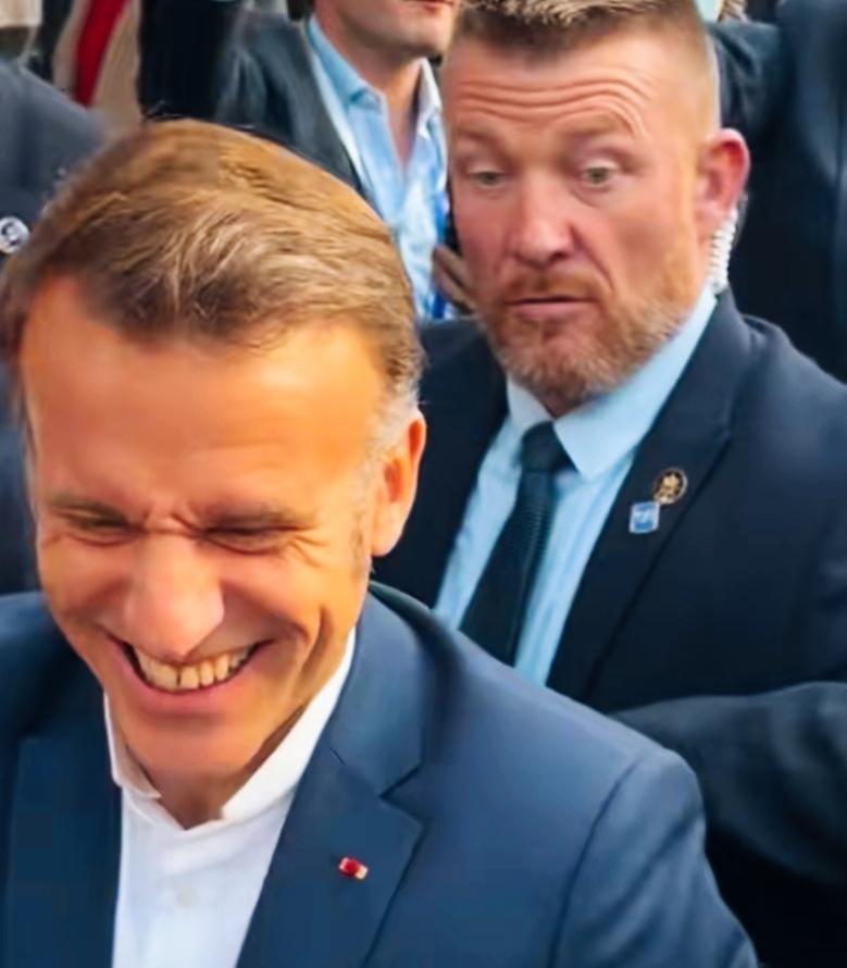 马克龙这随行人员，是不是都没见过这么热闹的场面啊？面对如此热情的场面，脸上表情