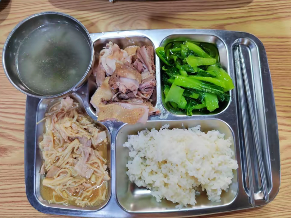 工厂里的饭菜10块钱一份，你们说这个饭菜只值不值10块钱？